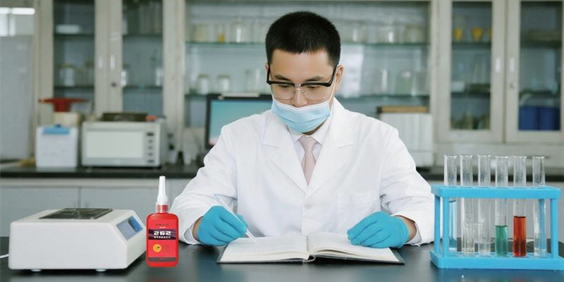 车身蒙皮粘上后往下掉，怎么快速固定？